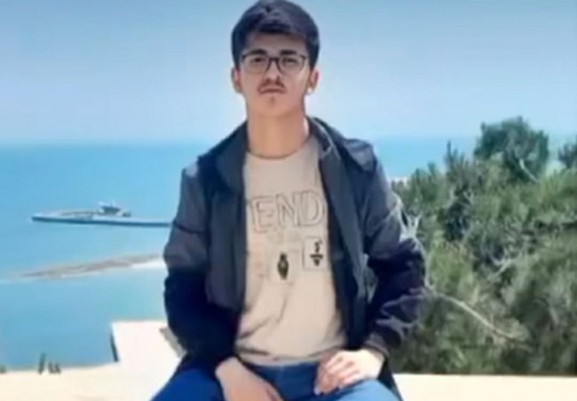 Salyan rayon 4 saylı orta məktəbin 10-cu sinif şagirdi Məlikzadə Fərid yol qəzasında dünyasını dəyişib.